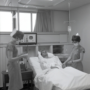 2016_107_007b Promotional photographs of the ICU in action for advertisements, 1966
