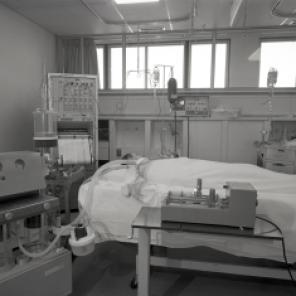 2016_107_022a A typical bed set-up in the ICU, 1969