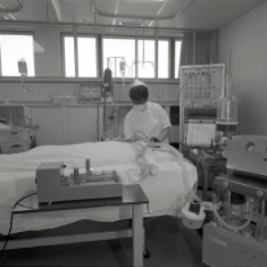 2016_107_022b A typical bed set-up in the ICU, 1969